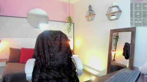 Esmeralda online show from October 23, 1:10 pm