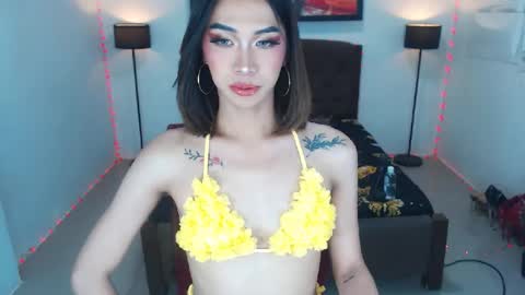 Snapshot of emerladmore chatting on July 22, 5:49 pm emerladmore online show from July 22, 5:49 pm