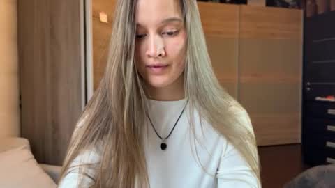 emi__ly online show from December 17, 7:47 am