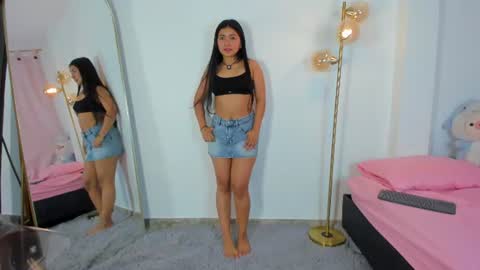 Snapshot of emi_latingirl chatting on June 25, 10:42 am EMILY online show from June 25, 10:42 am