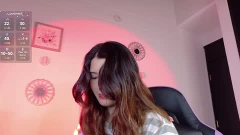Snapshot of emicute_ chatting on April 23, 2:02 am online show from April 23, 2:02 am