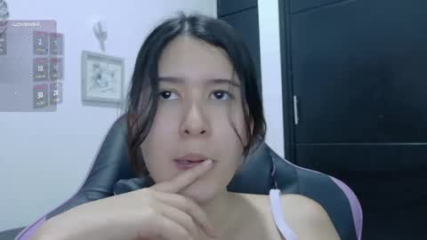 Snapshot of emicute_ chatting on April 23, 9:50 pm online show from April 23, 9:50 pm