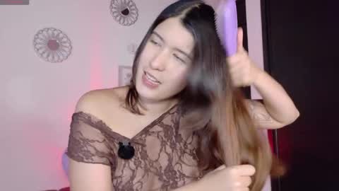 Snapshot of emicute_ chatting on May 7, 2:17 am online show from May 7, 2:17 am