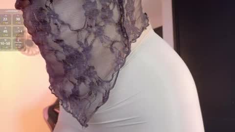 Snapshot of emicute_ chatting on May 14, 2:07 am online show from May 14, 2:07 am