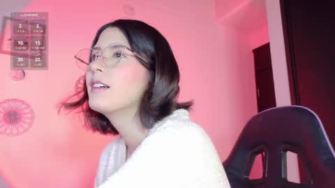 Snapshot of emicute_ chatting on June 6, 9:52 pm online show from June 6, 9:52 pm