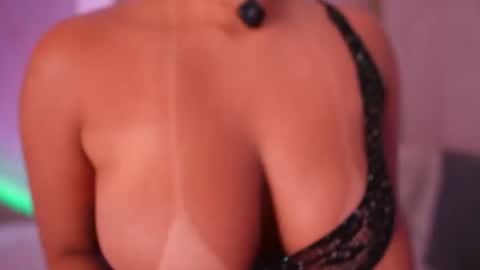 Snapshot of emiily_bell chatting on June 24, 9:58 pm online show from June 24, 9:58 pm