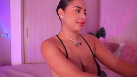Snapshot of emiily_bell chatting on July 5, 9:11 pm online show from July 5, 9:11 pm