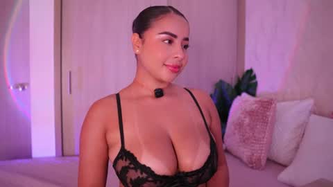 Snapshot of emiily_bell chatting on July 8, 6:56 pm online show from July 8, 6:56 pm