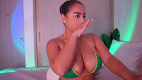 Snapshot of emiily_bell chatting on July 9, 1:59 pm online show from July 9, 1:59 pm