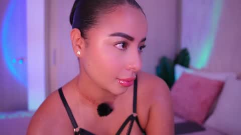 Snapshot of emiily_bell chatting on July 11, 7:27 pm online show from July 11, 7:27 pm