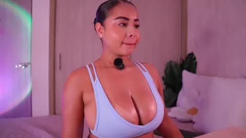 Snapshot of emiily_bell chatting on July 15, 11:32 pm online show from July 15, 11:32 pm