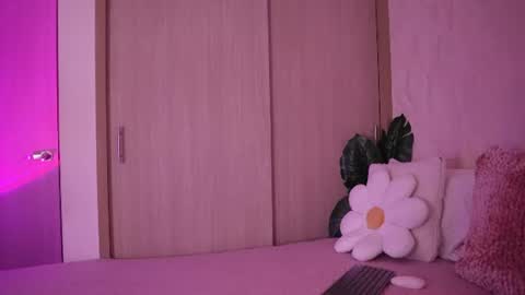 Snapshot of emiily_bell chatting on July 19, 11:41 pm online show from July 19, 11:41 pm