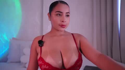 Snapshot of emiily_bell chatting on July 28, 9:25 pm online show from July 28, 9:25 pm