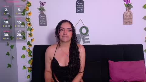 Snapshot of emiily_curly chatting on April 22, 11:45 am Emily online show from April 22, 11:45 am