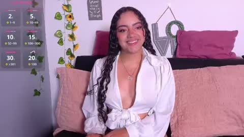 Snapshot of emiily_curly chatting on April 29, 10:52 am Emily online show from April 29, 10:52 am