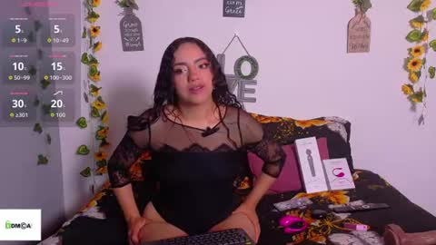 Snapshot of emiily_curly chatting on July 3, 12:00 pm Emily online show from July 3, 12:00 pm