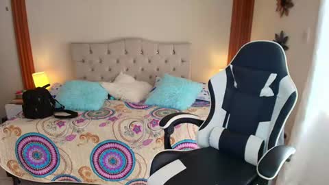 Snapshot of emiily_skinny chatting on June 23, 8:29 pm emiily_skinny online show from June 23, 8:29 pm