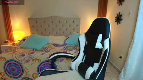 Snapshot of emiily_skinny chatting on July 3, 11:44 pm emiily_skinny online show from July 3, 11:44 pm