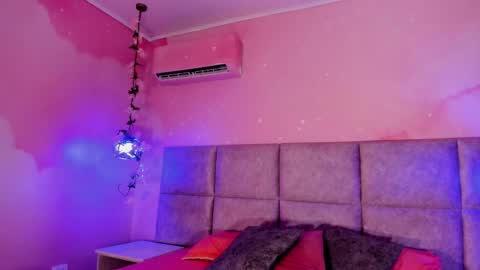 Emiily Grace online show from June 10, 11:42 am