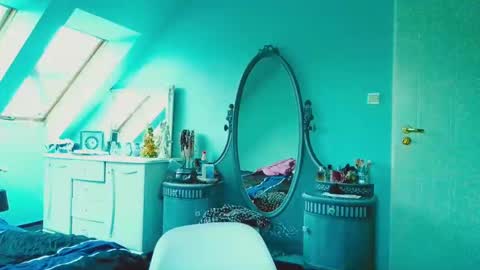 Snapshot of emilachat chatting on December 9, 1:13 pm Emila online show from December 9, 1:13 pm