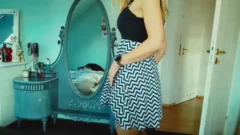 Snapshot of emilachat chatting on February 12, 10:35 am Emila online show from February 12, 10:35 am