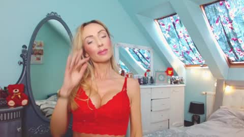 Snapshot of emilachat chatting on March 11, 9:45 am Emila online show from March 11, 9:45 am