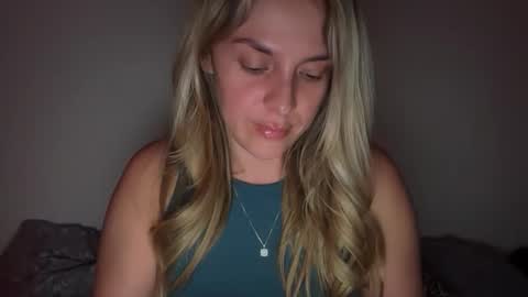 Snapshot of emilelovesyou chatting on April 24, 5:54 am emilelovesyou online show from April 24, 5:54 am