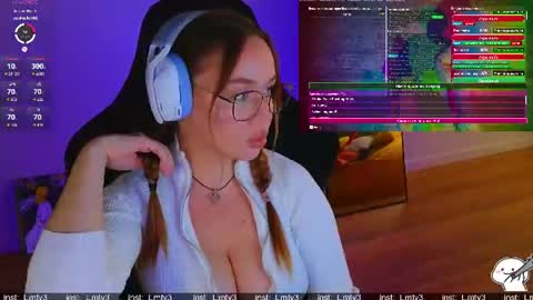 Snapshot of emili1_bc chatting on July 21, 9:22 am Emili online show from July 21, 9:22 am