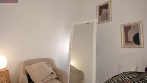 Snapshot of emilia_dream chatting on February 18, 9:53 pm emilia_dream online show from February 18, 9:53 pm