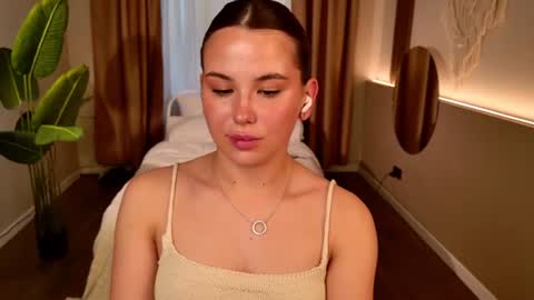 Snapshot of emilia_dream chatting on June 19, 6:01 pm emilia_dream online show from June 19, 6:01 pm