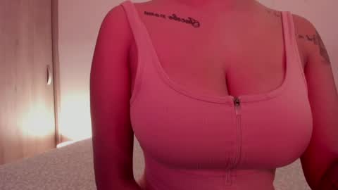 Snapshot of emilia_ghendle chatting on January 15, 7:12 pm Emilia Big Boobs online show from January 15, 7:12 pm