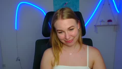 Snapshot of emilia_ilia chatting on June 29, 10:15 am Emilia online show from June 29, 10:15 am