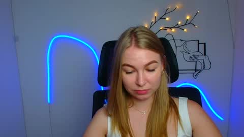 Snapshot of emilia_ilia chatting on July 17, 5:47 am Emilia online show from July 17, 5:47 am