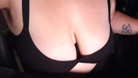 Snapshot of emiliefoxx chatting on July 29, 1:59 am emilie foxx online show from July 29, 1:59 am