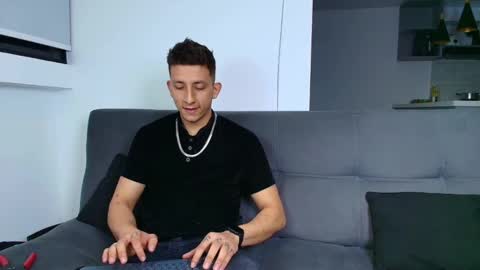 Snapshot of emiliocum_24 chatting on February 12, 5:15 am EMILIOCUM online show from February 12, 5:15 am