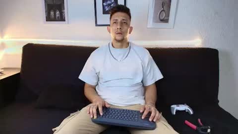 Snapshot of emiliocum_24 chatting on June 15, 11:51 pm EMILIOCUM online show from June 15, 11:51 pm