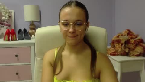 Snapshot of emilly_lust99 chatting on December 5, 7:49 am Emilly online show from December 5, 7:49 am