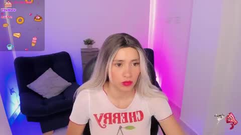 Snapshot of emilly_smith_1 chatting on July 19, 9:07 pm Emily online show from July 19, 9:07 pm