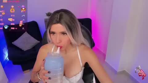 Snapshot of emilly_smith_1 chatting on July 23, 4:32 am Emily online show from July 23, 4:32 am