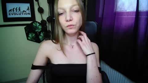 Snapshot of emilly_xkiss chatting on May 5, 12:35 pm Emilly online show from May 5, 12:35 pm