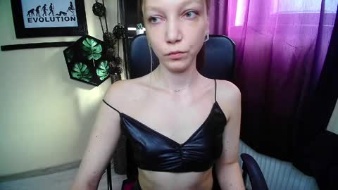Snapshot of emilly_xkiss chatting on May 14, 6:20 am Emilly online show from May 14, 6:20 am