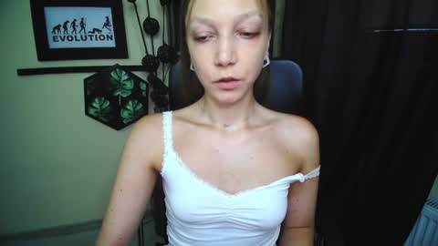Snapshot of emilly_xkiss chatting on June 18, 5:51 am Emilly online show from June 18, 5:51 am