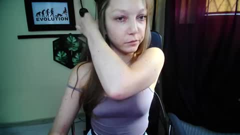 Snapshot of emilly_xkiss chatting on June 25, 6:18 am Emilly online show from June 25, 6:18 am