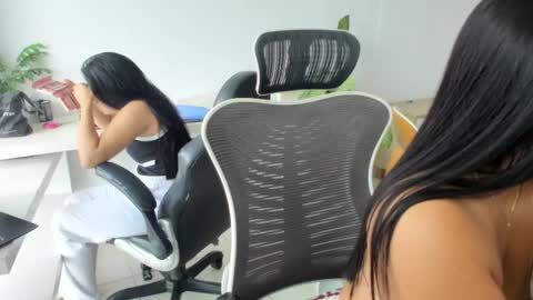 Snapshot of emillybrowm chatting on April 28, 3:06 pm Emilly online show from April 28, 3:06 pm
