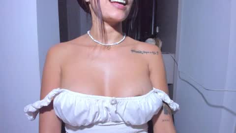 Snapshot of emillyhils1 chatting on May 14, 1:34 am emilly online show from May 14, 1:34 am