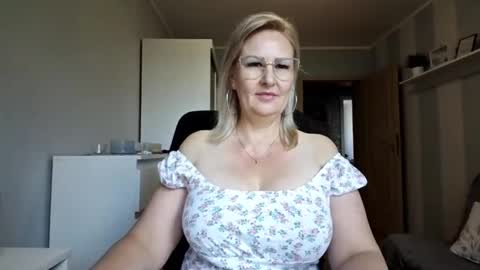 Snapshot of emillykiss chatting on May 23, 8:29 am EmillyLove online show from May 23, 8:29 am
