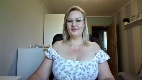 Snapshot of emillykiss chatting on May 27, 6:32 am EmillyLove online show from May 27, 6:32 am