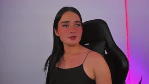 Snapshot of emily611258 chatting on June 16, 1:41 am emily611258 online show from June 16, 1:41 am