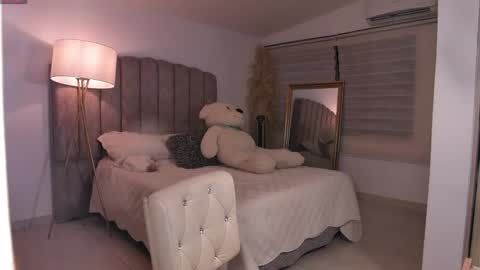Snapshot of emily_____ chatting on May 23, 3:05 pm emily valentina online show from May 23, 3:05 pm