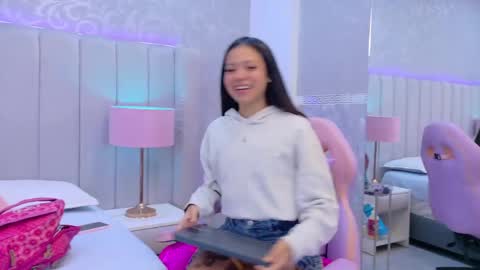 Snapshot of emily__stef chatting on May 7, 11:37 am EMILY online show from May 7, 11:37 am